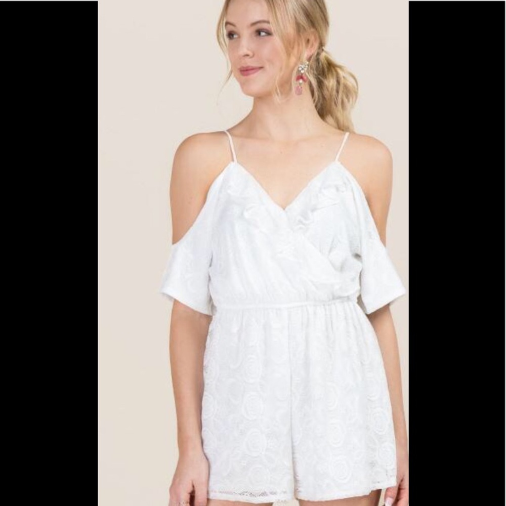 FRANCESCA’S KIERA COLD SHOULDER LACE ROMPER